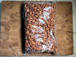 Гренки: Миндаль копченый